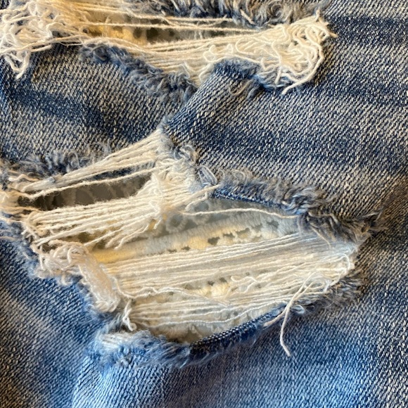 American Eagle AEO stretch distressed denim shorts with lace pockets size 4.. - Picture 6 of 7